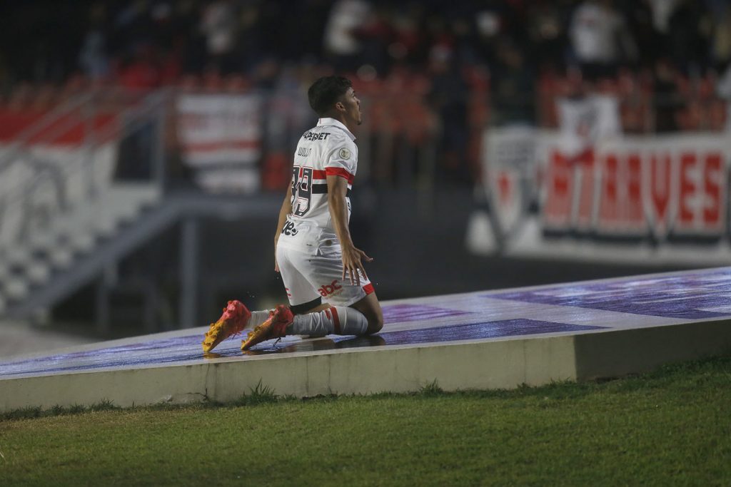 William Gomes renova contrato com o São Paulo até 2028. (Foto: X do SPFC)