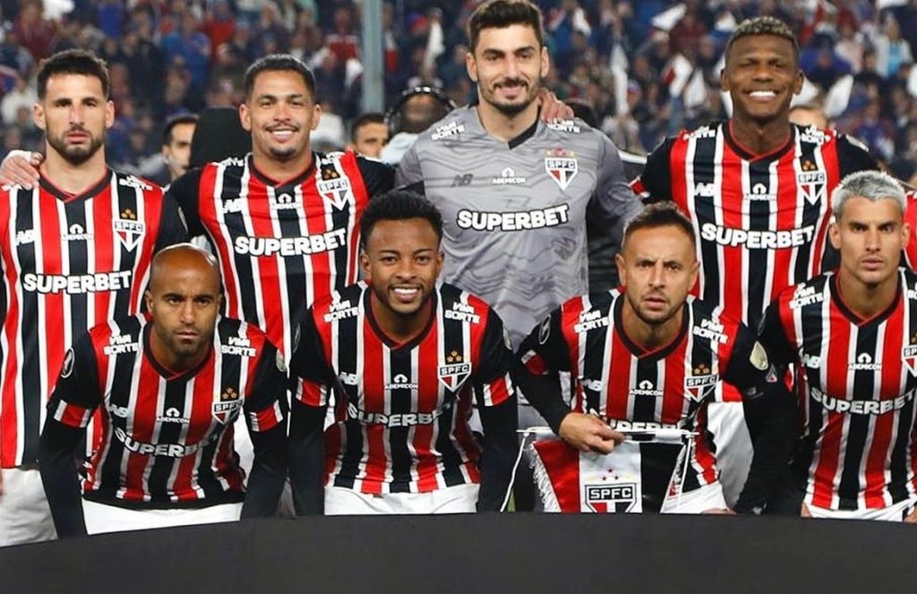 Luciano e elenco do SPFC em partida da Libertadores - Foto: Rubens Chiri