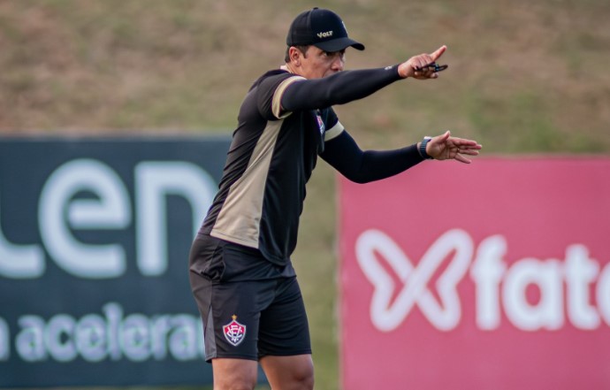 Thiago Carpini vira tema no São Paulo. (Foto: X do Vitória)