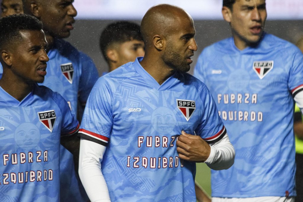 São Paulo homenageia Juan Izquierdo, do Nacional-URU, em jogo do Brasileirão. (Foto: Vinicius Nunes/Agência F8/Gazeta Press)