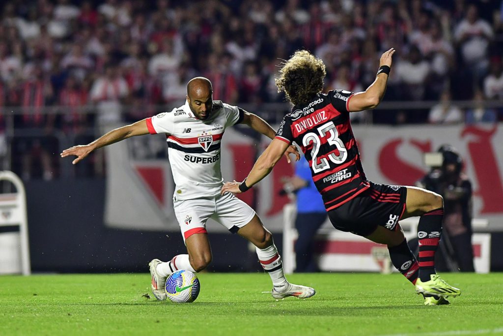 Lucas faz jogada contra David Luiz no jogo entre São Paulo x Flamengo. (Foto: Eduardo Carmim/Photo Premium/Gazeta Press)