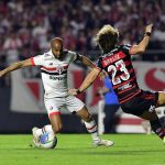Lucas faz jogada contra David Luiz no jogo entre São Paulo x Flamengo. (Foto: Eduardo Carmim/Photo Premium/Gazeta Press)