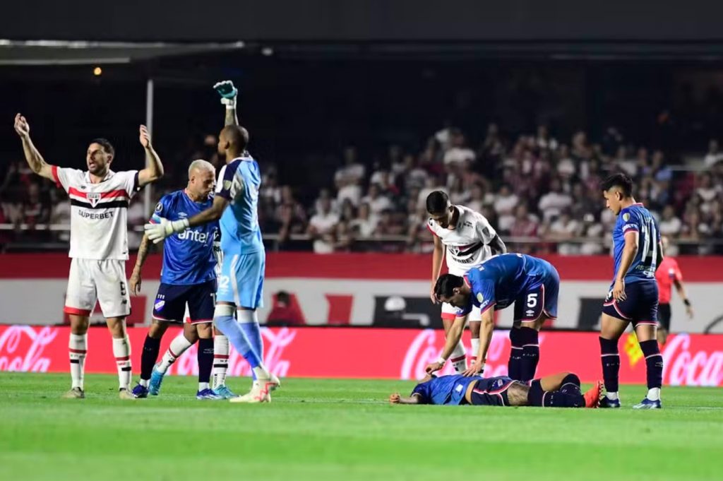 Izquierdo cai desacordado no MorumBIS e situação preocupa. (Foto: Marcos Ribolli/ge)