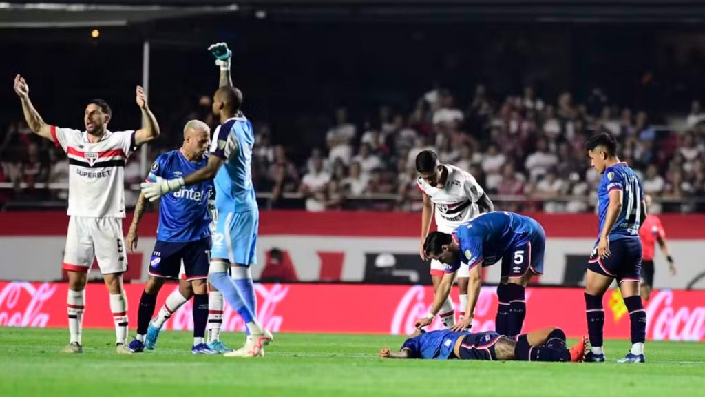 Izquierdo cai desacordado no MorumBIS e situação preocupa. (Foto: Marcos Ribolli/ge)