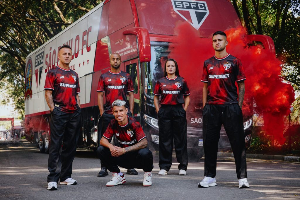 São Paulo lança camisa 3 para homenagear o torcedor em 2024. (Foto: X do SPFC)