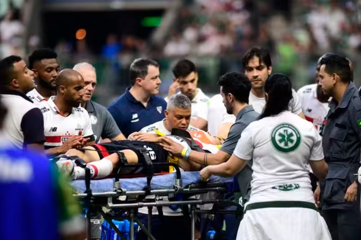 Patryck cai desacordado no gramado, após disputa de bola, e preocupa São Paulo. (Foto: Marcos Ribolli/ge)