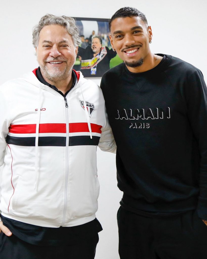 Ruan Tressoldi é apresentado no Tricolor ao lado do presidente do clube, Julio Casares. (Foto: X do SPFC)