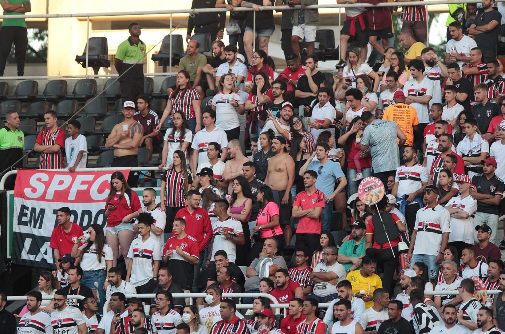 Torcida do São Paulo no Estádio Nilton Santos. (Foto: Rubens Chiri/SPFC)