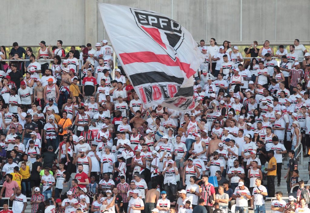 Torcida do São Paulo presente no Nilton Santos para jogo contra o Botafogo. (Foto: Rubens Chiri/SPFC)