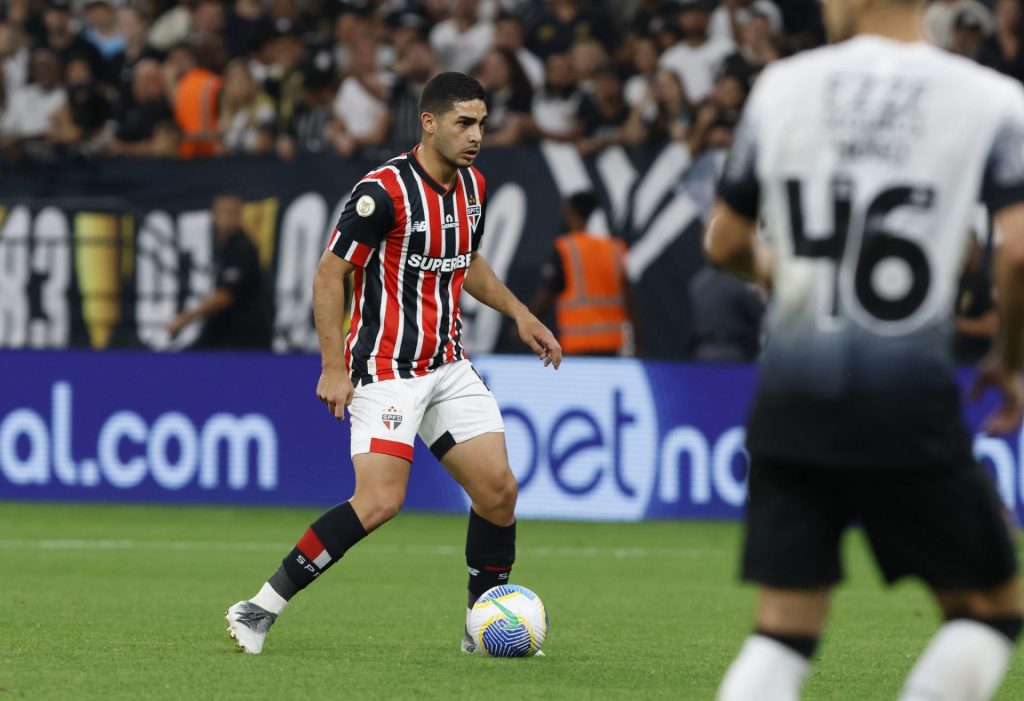 Michel Araújo em ação pelo São Paulo contra o Corinthians na Neo Química Arena. (Foto: Rubens Chiri/SPFC)