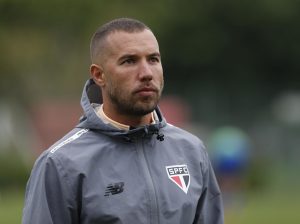 Allan Barcellos comanda vira de chave no São Paulo sub-20. (Foto: Rubens Chiri/SPFC)