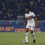 Sabino vira destaque na defesa do São Paulo. (Foto: Rubens Chiri/SPFC)