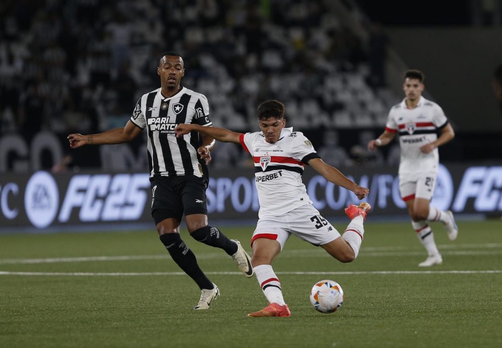 William Gomes fez ótimo jogo contra o Botafogo e ganhou moral no São Paulo. (Foto: Rubens Chiri/SPFC)