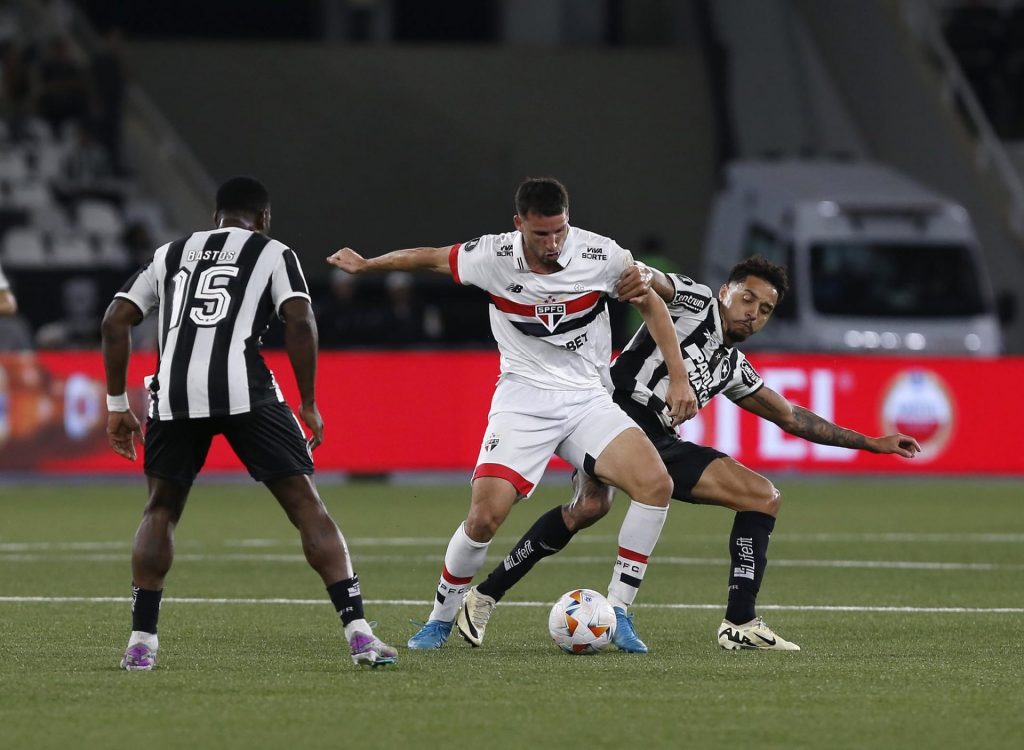 Bastos observa jogada de Calleri no duelo entre Botafogo x São Paulo. (Foto: Rubens Chiri/SPFC)