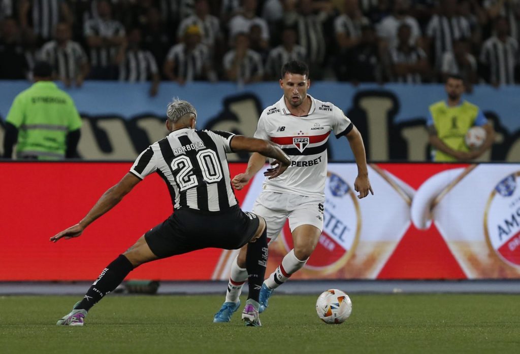 Calleri disputa jogada com Alexander Barboza no empate sem gols entre Botafogo x São Paulo. (Foto: Rubens Chiri/SPFC)