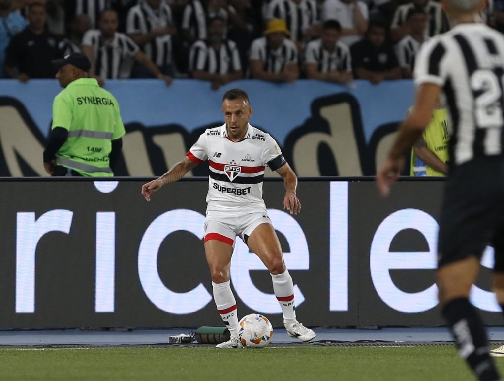 Rafinha é o capitão do São Paulo. (Foto: Rubens Chiri/SPFC)