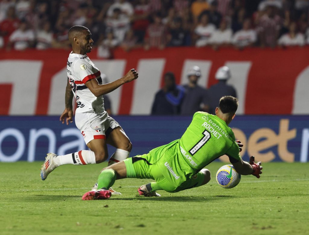 André Silva disputa lance com Rochet no jogo em que o São Paulo perdeu do Internacional pelo Brasileirão. (Foto: Rubens Chiri/SPFC)