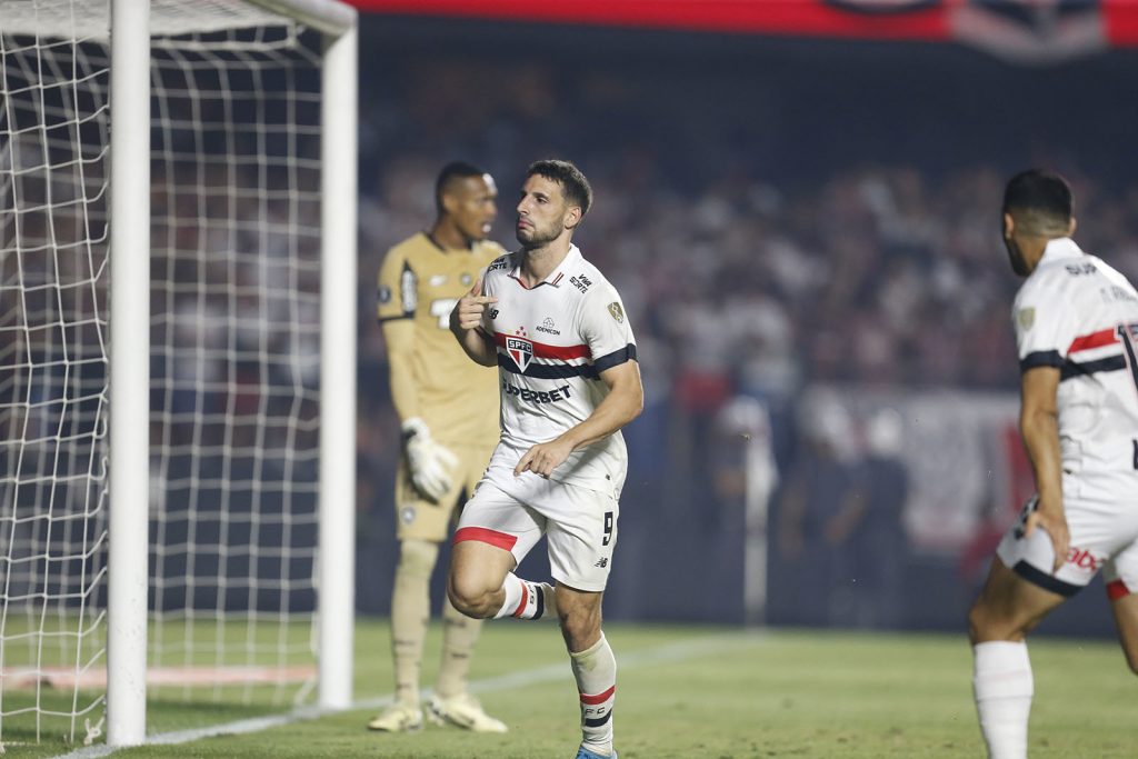 Calleri fez o gol de empate do São Paulo contra o Botafogo pela Libertadores. (Foto: Rubens Chiri/SPFC)