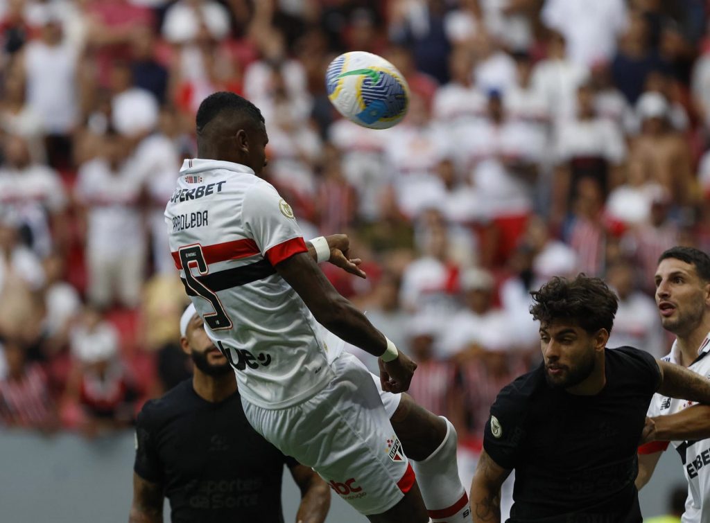 Arboleda marcou o gol de cabeça na vitória do São Paulo no Majestoso. (Foto: Rubens Chiri/SPFC)