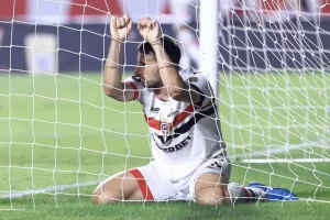 Calleri, jogador do São Paulo, durante partida contra o Botafogo pela Libertadores 2024. (Foto: Marcello Zambrana/AGIF)