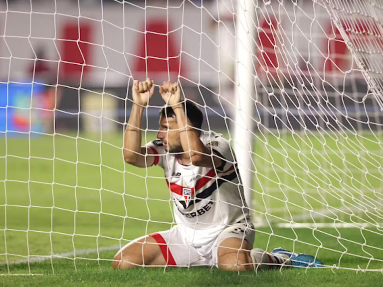 Calleri perde gol feito na pequena área em eliminação do São Paulo. (Foto: Reprodução)