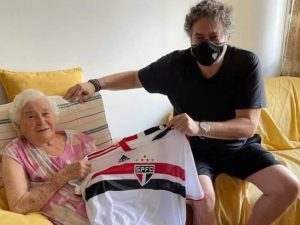 Presidente do São Paulo, Julio Casares, se despede da mãe Maria Pereira Casares. (Foto: Instagram/Julio Casares)
