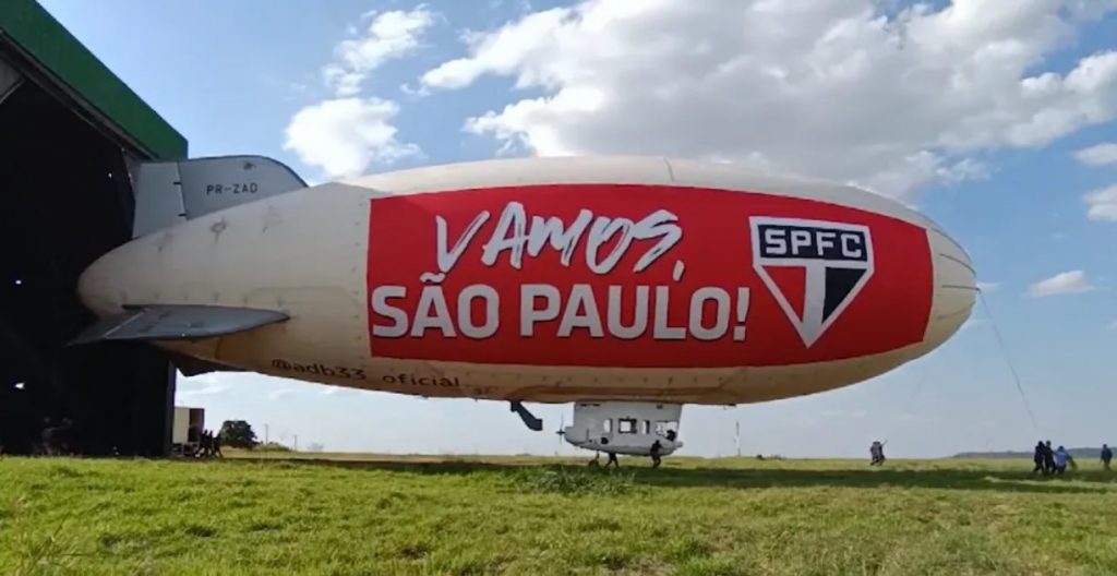 Dirigível do São Paulo cai em Osasco. (Foto: Reprodução/SPFC)