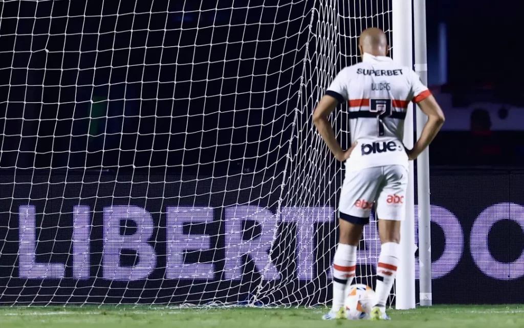 Lucas isola pênalti na eliminação do São Paulo pela Libertadores. (Foto: Miguel Schincariol/AFP)