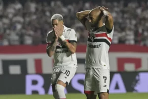 Lucas perde pênalti e São Paulo é eliminado na Copa Libertadores. (Foto: Miguel Schincariol/AFP)