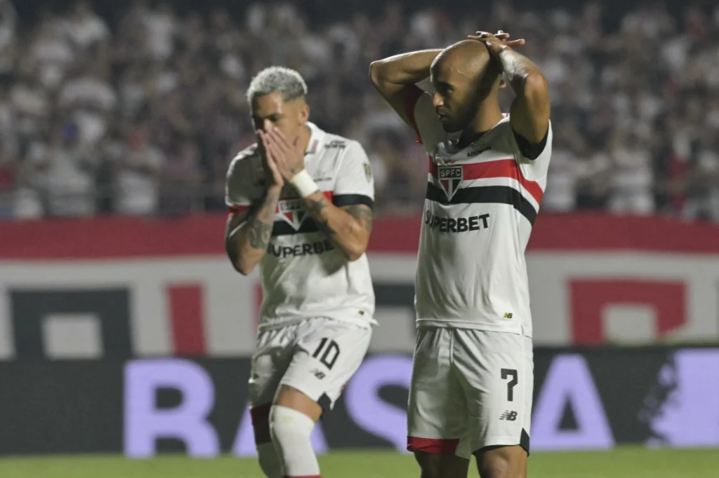 Lucas perde pênalti e São Paulo é eliminado na Copa Libertadores. (Foto: Miguel Schincariol/AFP)