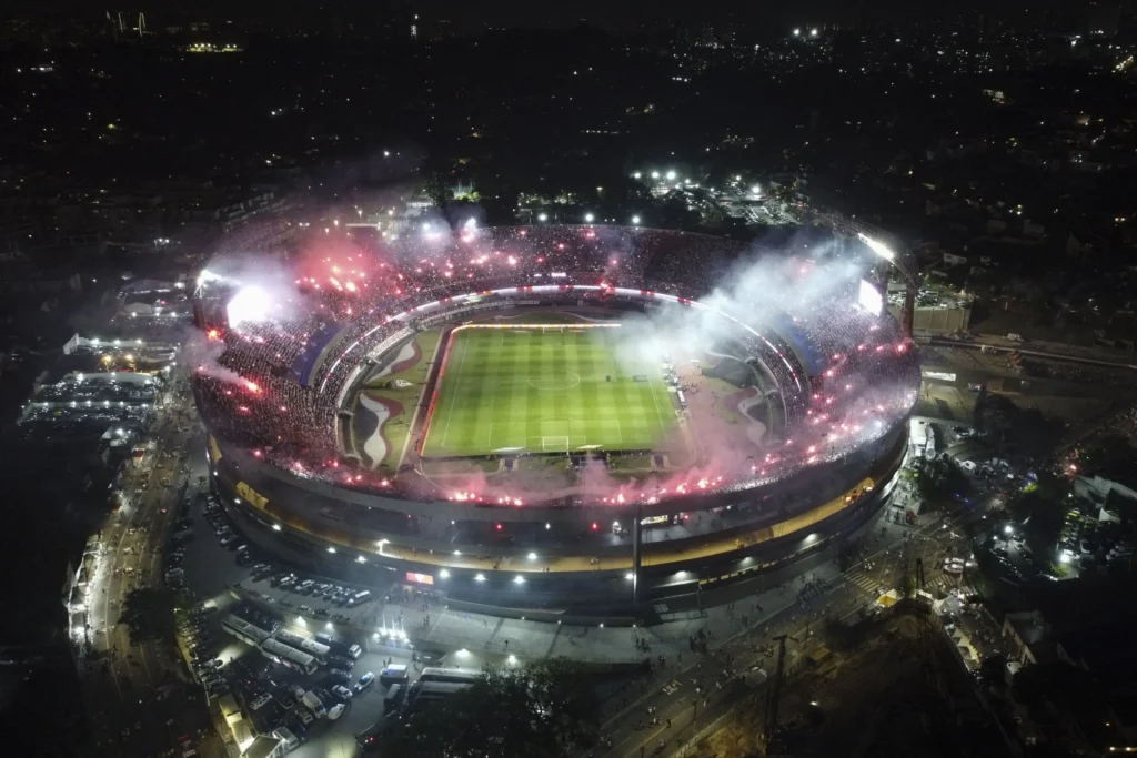 São Paulo recebeu mais de 61 mil torcedores no MorumBIS no duelo pela Copa Libertadores. (Foto: Miguel Schincariol/AFP)