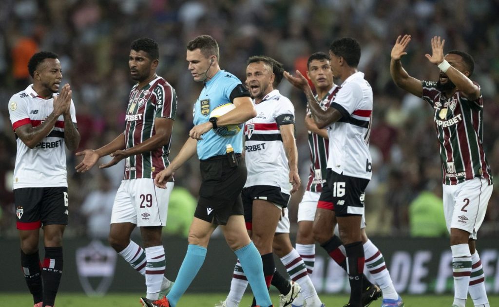 Paulo Zanovelli causou polêmica em jogo entre Fluminense x São Paulo pelo Brasileirão e é julgado pelo STJD. (Foto: Reprodução/AGIF)