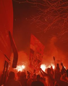 Torcida do São Paulo faz a festa e homenageia Telê Santana. (Foto: Threads do SPFC)