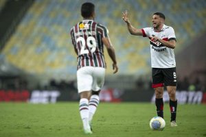 Calleri reclamou de falta de Thiago Santos em lance de gol polêmico do Fluminense contra o São Paulo pelo Brasileirão. (Foto: Reprodução)