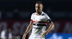 Rafinha tem contrato até dezembro de 2024 com o São Paulo FC. (Foto: Rubens Chiri/SPFC)