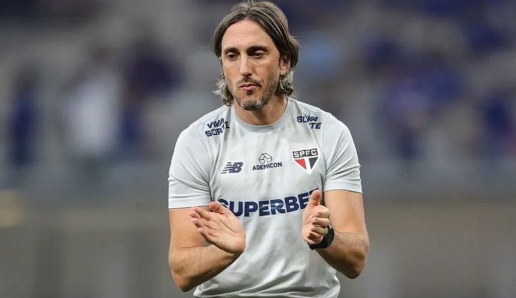 Luis Zubeldia é quem comanda o São Paulo FC - Foto: Rubens Chiri