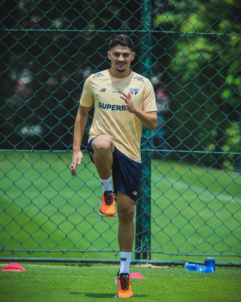 Pablo Maia aparece treinando no São Paulo. (Foto: Rubens Chiri/SPFC)