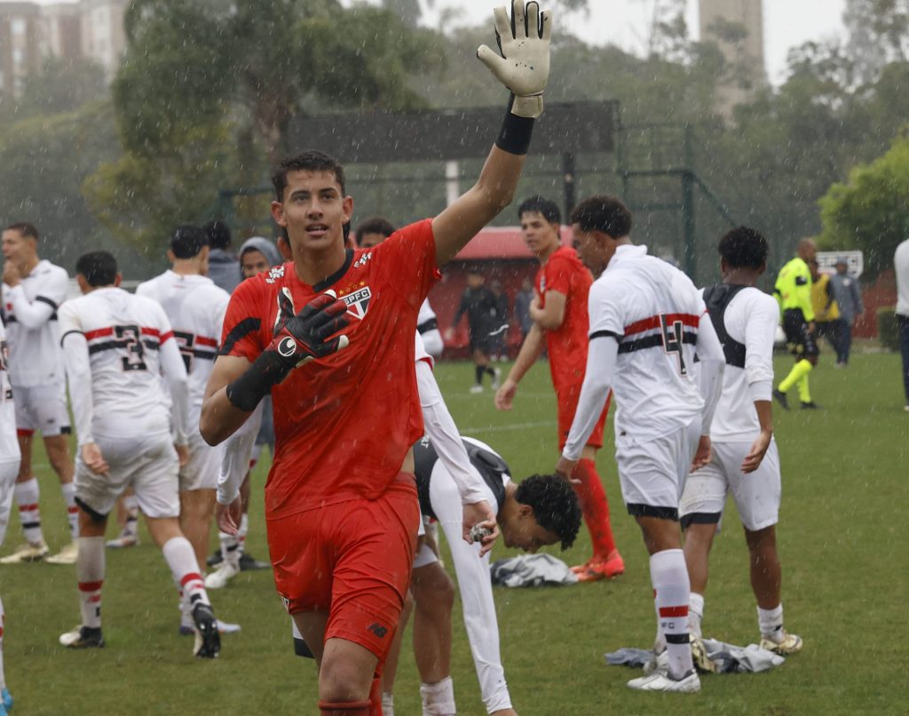 João Nazari é visto como o futuro goleiro do São Paulo. (Foto: Rubens Chiri/SPFC)