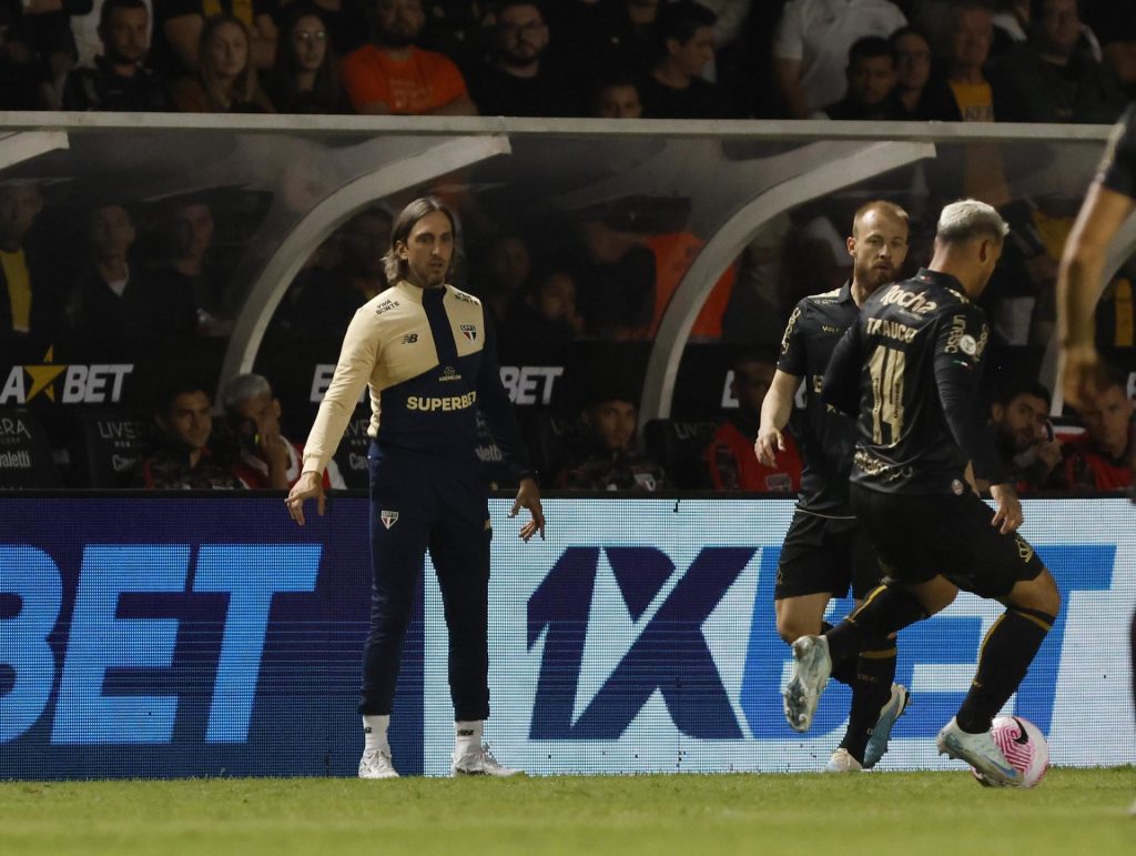 Zubeldía comandou o São Paulo contra o Criciúma pelo Brasileirão. (Foto: Rubens Chiri/SPFC)