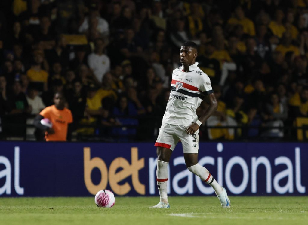 Arboleda errou no gol do Criciúma no jogo contra o São Paulo. (Foto: Rubens Chiri/SPFC)