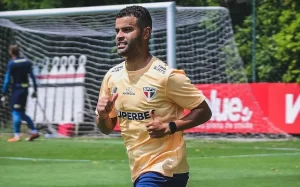 Alisson corre ao redor do gramado do CT da Barra Funda e fica perto de retorno no São Paulo. (Foto: Erico Leonan/SPFC)