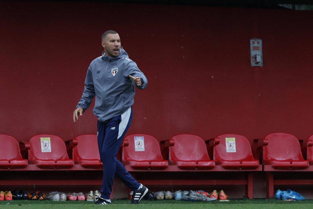 Allan Barcellos é o técnico do sub-20 do São Paulo. (Foto: Rubens Chiri/SPFC)