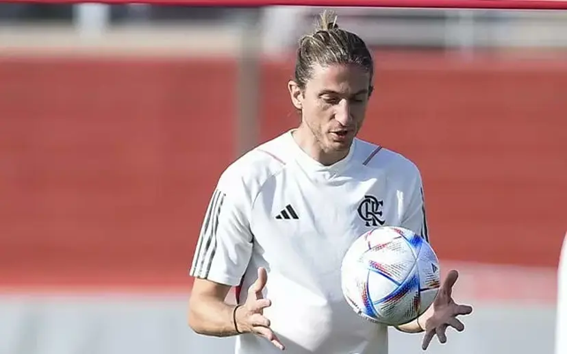 Filipe Luís assumiu a vaga deixada por Tite no Flamengo e quer tirar titular do São Paulo. (Foto: X do Flamengo)