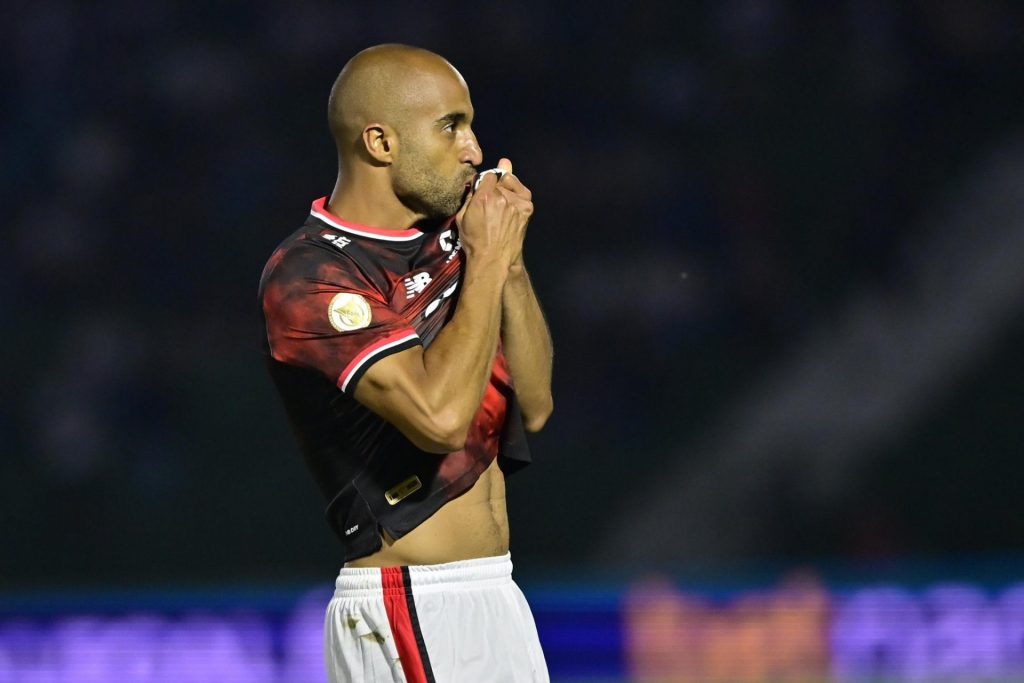 Lucas Moura coloca jogo no bolso e São Paulo vence no retorno do Brasileirão. (Foto: Eduardo Carmim/Photo Premium/Gazeta Press)