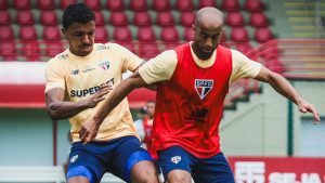 Lucas Moura e Luiz Gustavo treinando no São Paulo - Foto: X do SPFC