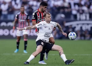 Róger Guedes em disputa com Michel Araújo no Majestoso do Brasileirão de 2023. (Foto: Alexandre Schneider/Getty Images)