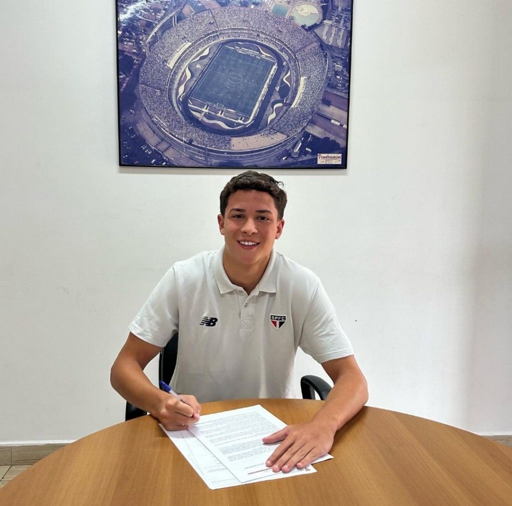 Ryan Carlos é um dos zagueiros promissores da base do São Paulo. (Foto: X do SPFC)