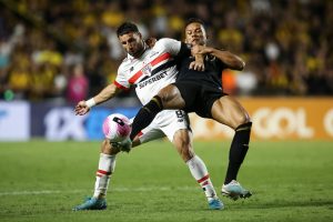 São Paulo empata no final contra o Criciúma. (Foto: Pedro H. Tesch/Getty Images)