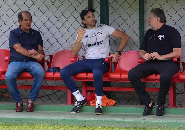 Muricy Ramalho, Luis Zubeldía e Julio Casares: São Paulo terá orçamento escasso para 2025. (Foto: Rubens Chiri/SPFC)