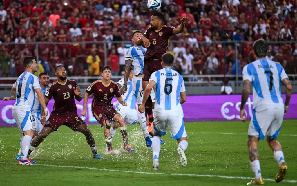 Ferraresi foi titular no empate entre Venezuela e Argentina pelas Eliminatórias. (Foto: Juan Barreto/AFP)